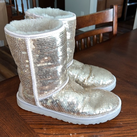 Gold Women’s UGH Classic Short Sequin Boots in size 8 - Picture 1 of 10